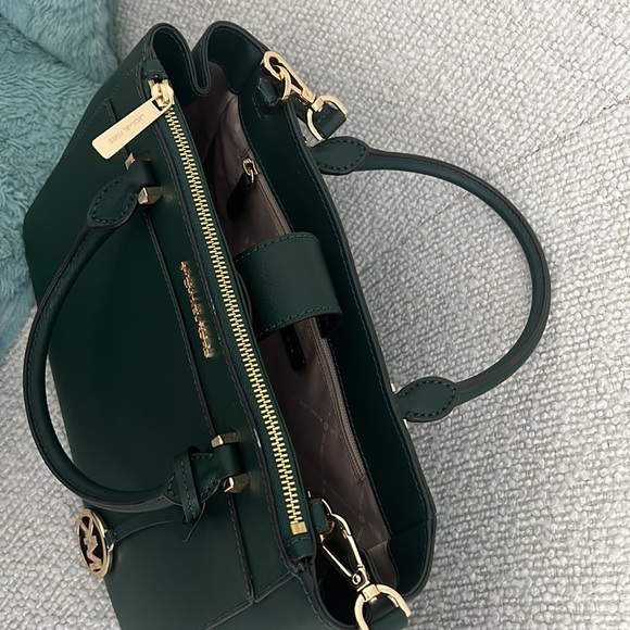 Green Michael Kors purse - Picture 5 of 7